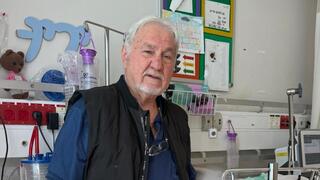 שימי לצד מיטת נכדו בבית החולים