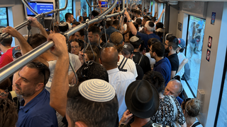 צפיפות בקו האדום. שיא עונת התיירות