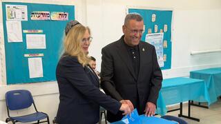 משה ליאון ורעייתו סתווית בקלפי ברחביה