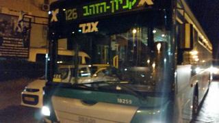 האוטובוס שנרגם בביצים. צילום: שוקי בן יוסף