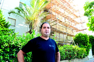 ספיר בזירת התאונה. "זה הפך לשגרה ולכן אף אחד כבר לא מתרגש מזה" | צילום: קובי קואנקס
