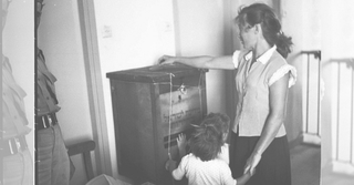 אם ובנה ביום הבחירות | צילום: יהודה איזנשטארק (ארכיון המדינה)