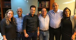 אוזן וצור במעמד החתימה על הסכם התמיכה | צילום: יח"צ קמפיין