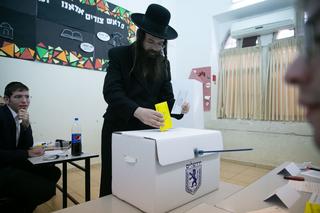 חרדי מצביע. צילום: אוהד צויגנברג