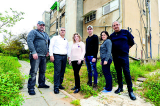עו"ד אומיד ותושבי השכונה | צילום: קובי קואנקס