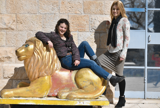 כץ והברמן על אחד הפסלים. "הפנינג סביב כל אריה". צילום: יואב דודקביץ'