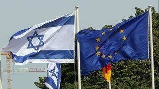 Las banderas de Israel y la UE ondean juntas.