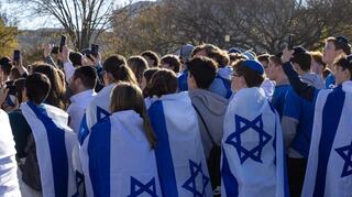 Manifestantes en apoyo de Israel se reúnen para denunciar el antisemitismo y pedir la liberación de los rehenes israelíes en el National Mall de Washington el 14 de noviembre de 2023.