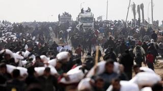 Palestinos saquean camiones de ayuda humanitaria. 
