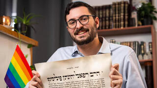 Polisuk con un certificado de ordenación rabínica. "Creo en un rabinato accesible, a la altura de los ojos, sin juicios". 