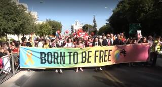 Cabecera de la Marcha del Orgullo: "Nacimos para ser libres". 