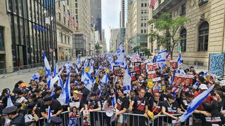 Carteles para los secuestrados y banderas israelíes. El desfile en Nueva York. 