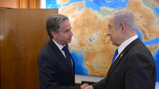El secretario de Estado Antony Blinken saluda al primer ministro israelí, Benjamín Netanyahu, antes de la reunión que mantuvieron ambos. 