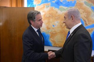 Saludos entre Antony Blinken y Benjamín Netanyahu. 