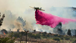 Avión combate los incendios en el norte de Israel. 