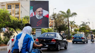 Foto de Ebrahim Raisi, presidente de Irán muerto en un accidente de helicóptero, en una calle de Beirut. 