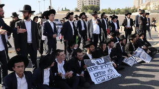 Ultraortodoxos protestan frente al Tribunal Supremo de Israel. 