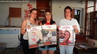Familiares de Shiri, Yarden, Ariel y Kfir Bibas, con retratos de ellos, hoy todavía en poder de Hamás. 