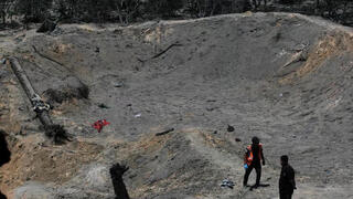 El gran cráter se formó en el lugar del ataque. 