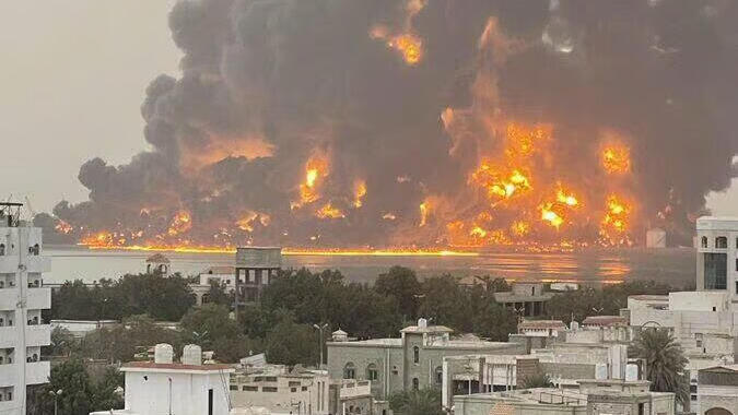 El puerto de Hodeidah, en llamas. 