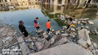 Niños palestinos caminan sobre aguas residuales expuestas en Khan Younis. 