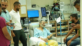 El rehén rescatado, con su familia en el hospital. 