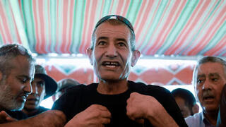 Farkhan al-Qadi llega a la carpa preparada para recibirlo a él y a los visitantes. 