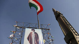 Un misil junto a la foto del líder supremo de Irán, Alí Khamenei. 