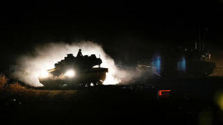 Tanques de las FDI en la frontera libanesa, esta noche.