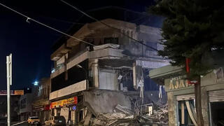 Destrucción del edificio de una entidad bancaria que trabaja para Hezbolá. 