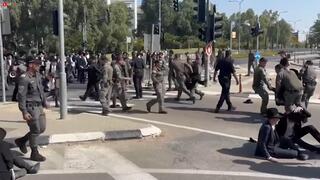 Ultraortodoxos protestan contra el servicio militar y son desalojados por la policía. 