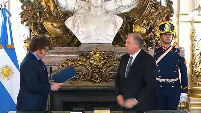 Javier Milei toma juramento al flamante canciller, Gerardo Werthein. 