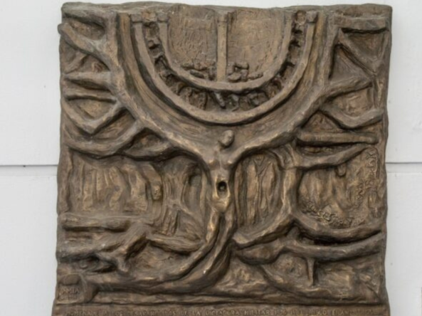 "Ellos están". Altorrelieve de bronce realizado por la artista Sara Brodsky ZL, en homenaje a los desaparecidos judios de la última dictadura militar. 
