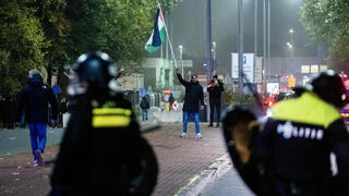 Militante propalestino se enfrenta a la policía en Amsterdam. 