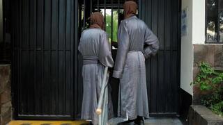 Miembros del culto en la entrada de uno de los edificios de la secta. 