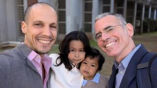 Shai Gortler y su pareja, Shahar Gloverman, junto a sus hijos. 