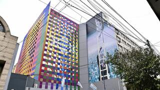 La obra que se exhibe en la fachada de la AMIA en Buenos Aires. 