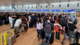 Colas de viajeros en el Aeropuerto Internacional Ben Gurion. 