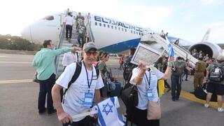 Familia estadounidense llega al aeropuerto Ben Gurion. 