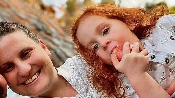 Shiri, con sus hijos Ariel y Kfir. 