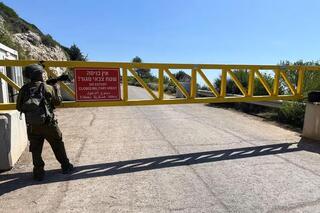 Soldado de las FDI custodia la frontera de Israel con Líbano. 