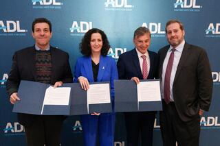 Marina Rosenberg, de ADL, con los miembros de CONIB. 