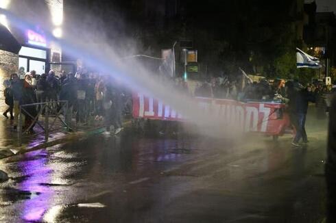 La policía intenta dispersar a los manifestantes. 