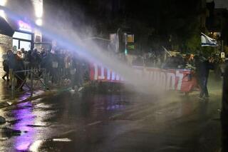 La policía intenta dispersar a los manifestantes. 