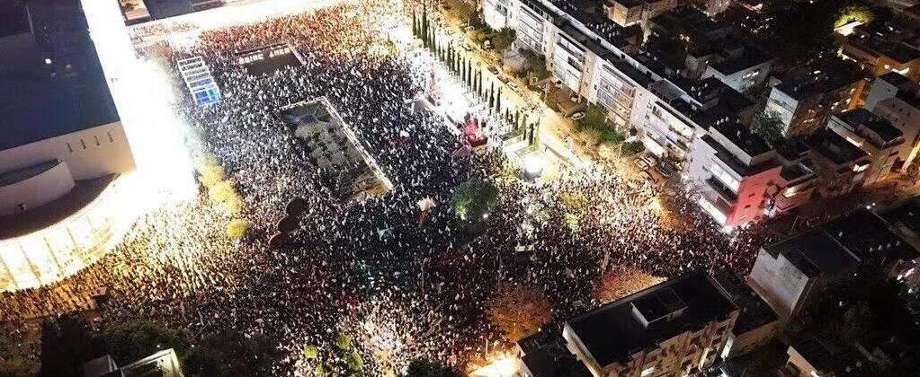 Así se veía, desde el aire, la enorme manifestación en Plaza Habima. 