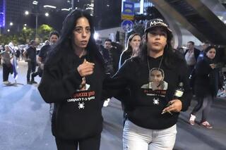 Ilana Grichevsky con Einav Tsengawker, la madre de Matan. 
