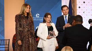 Melania Trump entrega el premio a Amit Sosna. 