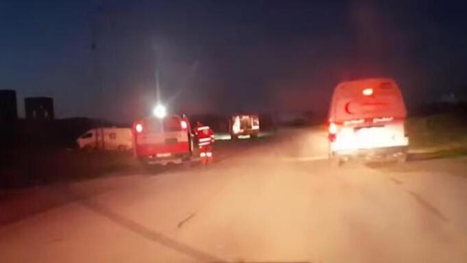 Ambulancias y un camión de bomberos marcados por la Media Luna Roja, segundos antes de abrir fuego contra ellos. 
