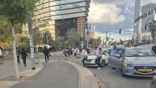 Israelíes corren hacia espacios protegidos en Tel Aviv. 