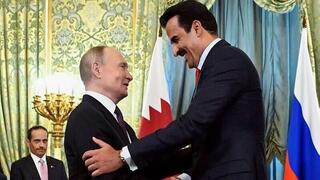 El emir de Catar saluda efusivamente al presidente de Rusia. 
